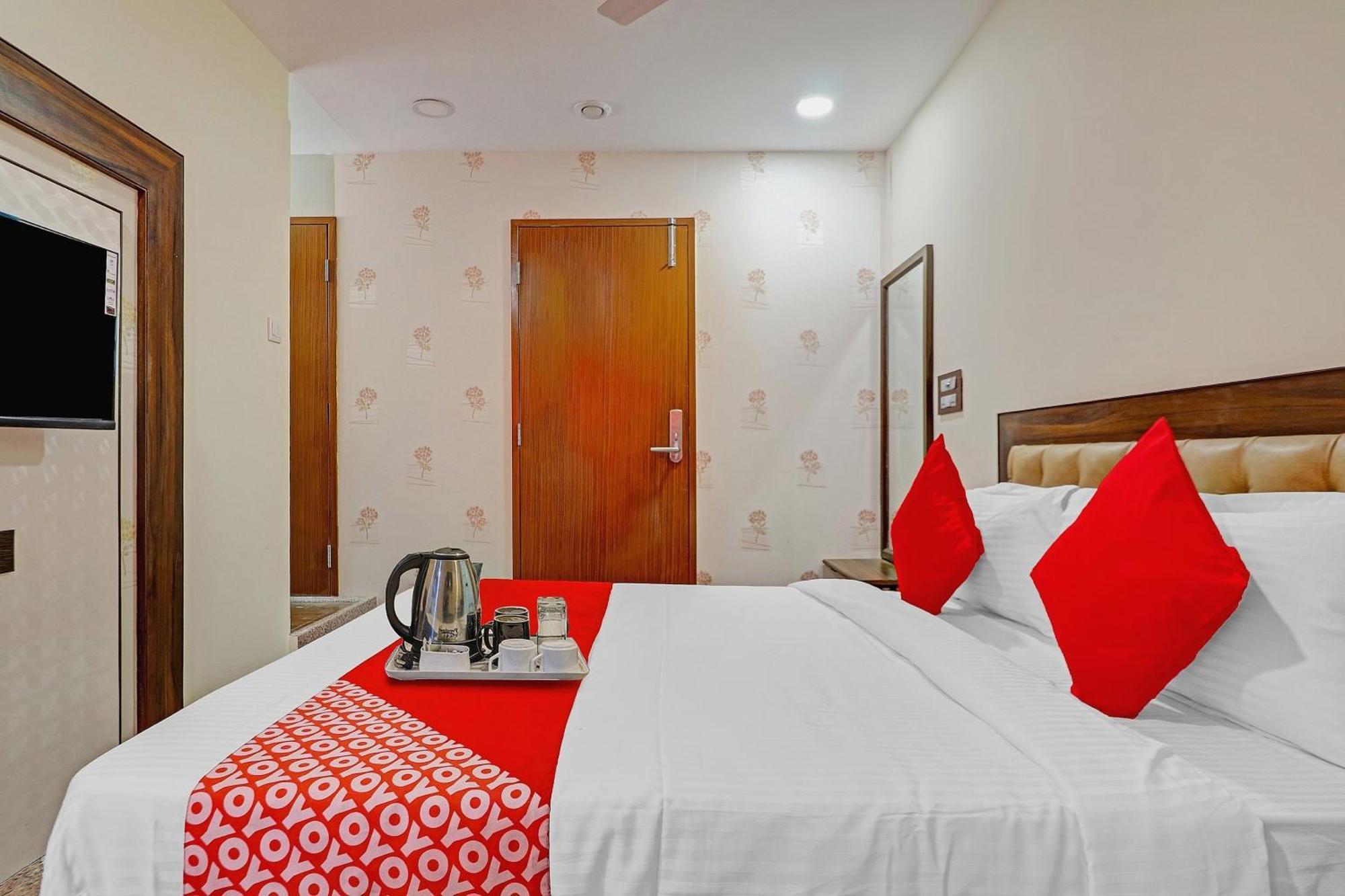 Heavens Inn Near Rasoolpura Metro Station Hyderabad Exterior photo